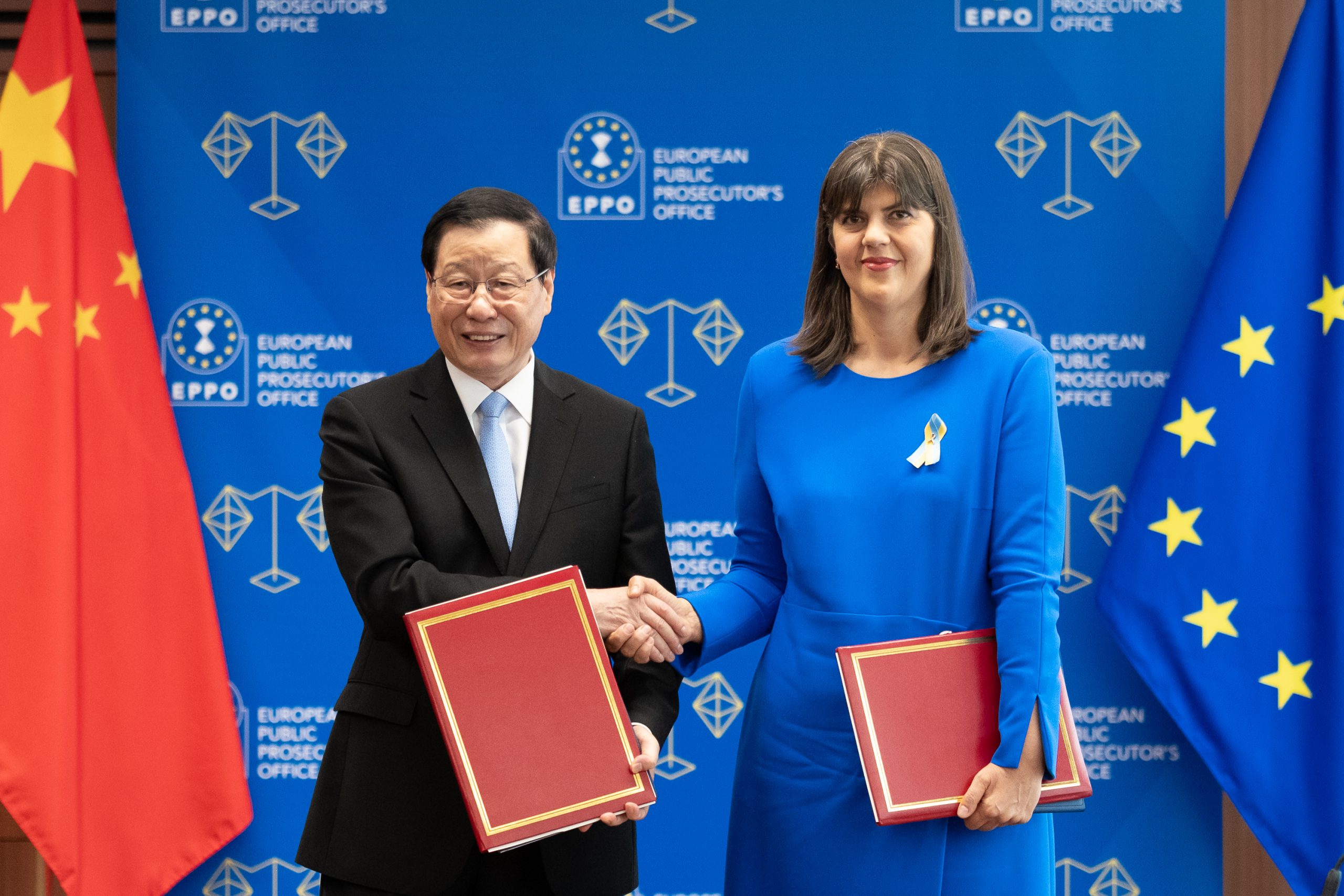European Chief Prosecutor Laura Kövesi and China's chief prosecutor Ying Yong at the signing of the cooperation arrangement on 4 September 2026.